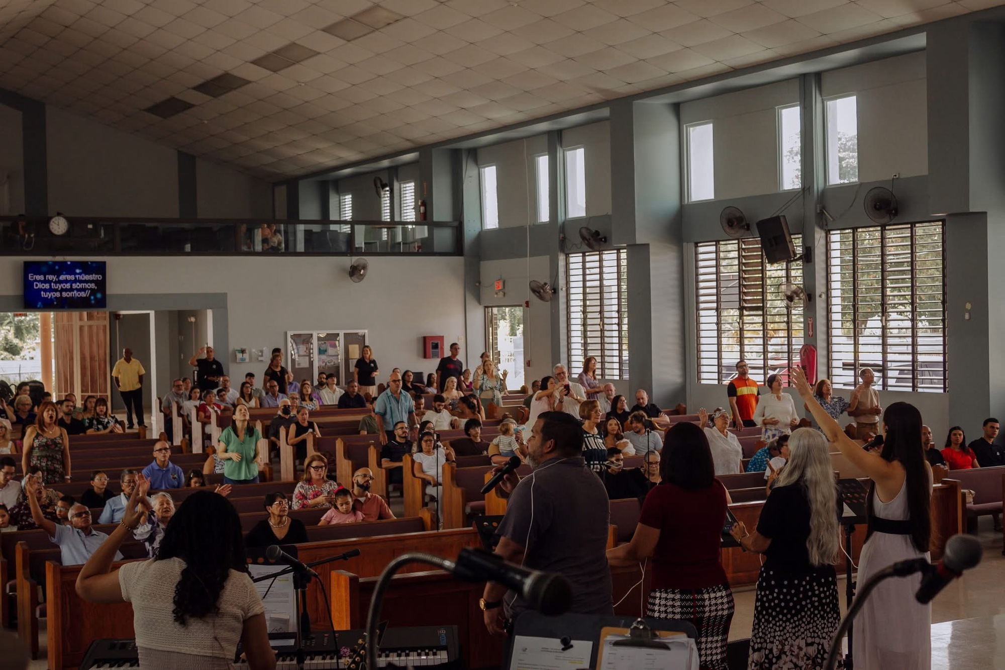Congregación adorando en ICDC Vega Baja Lakes