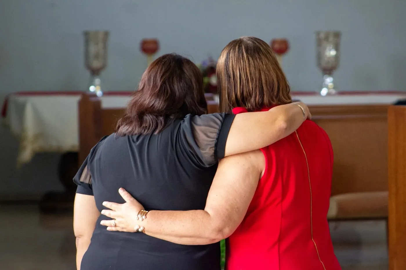 Congregación reunida durante un servicio de adoración
