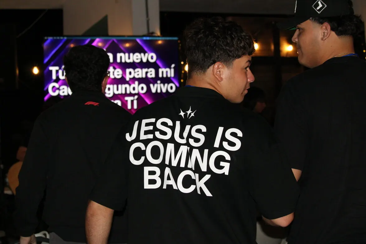 Jóvenes de ELEVATE YOUTH compartiendo juntos